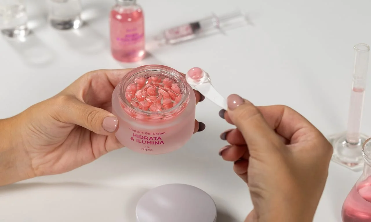 Cápsulas rosadas no gel do creme K-Skin da Mercadona, com uma cápsula na espátula.