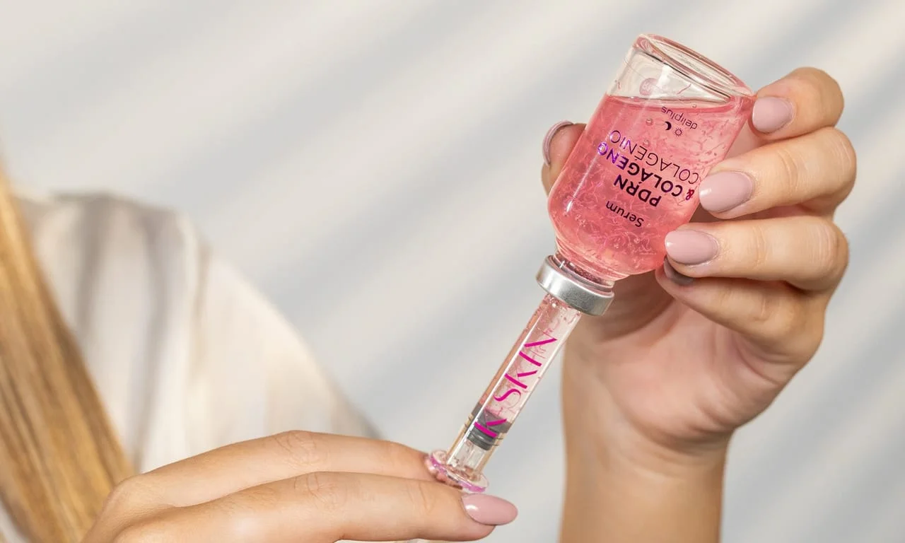 Seringa doseadora a retirar sérum PDRN do frasco K-Skin da Mercadona.