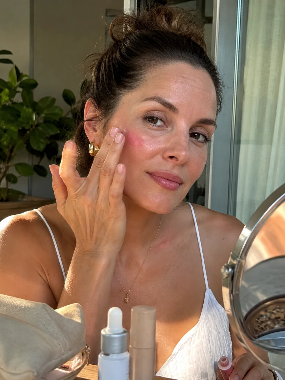 Blush, bronzer e iluminador: escolha texturas que acompanham a pele