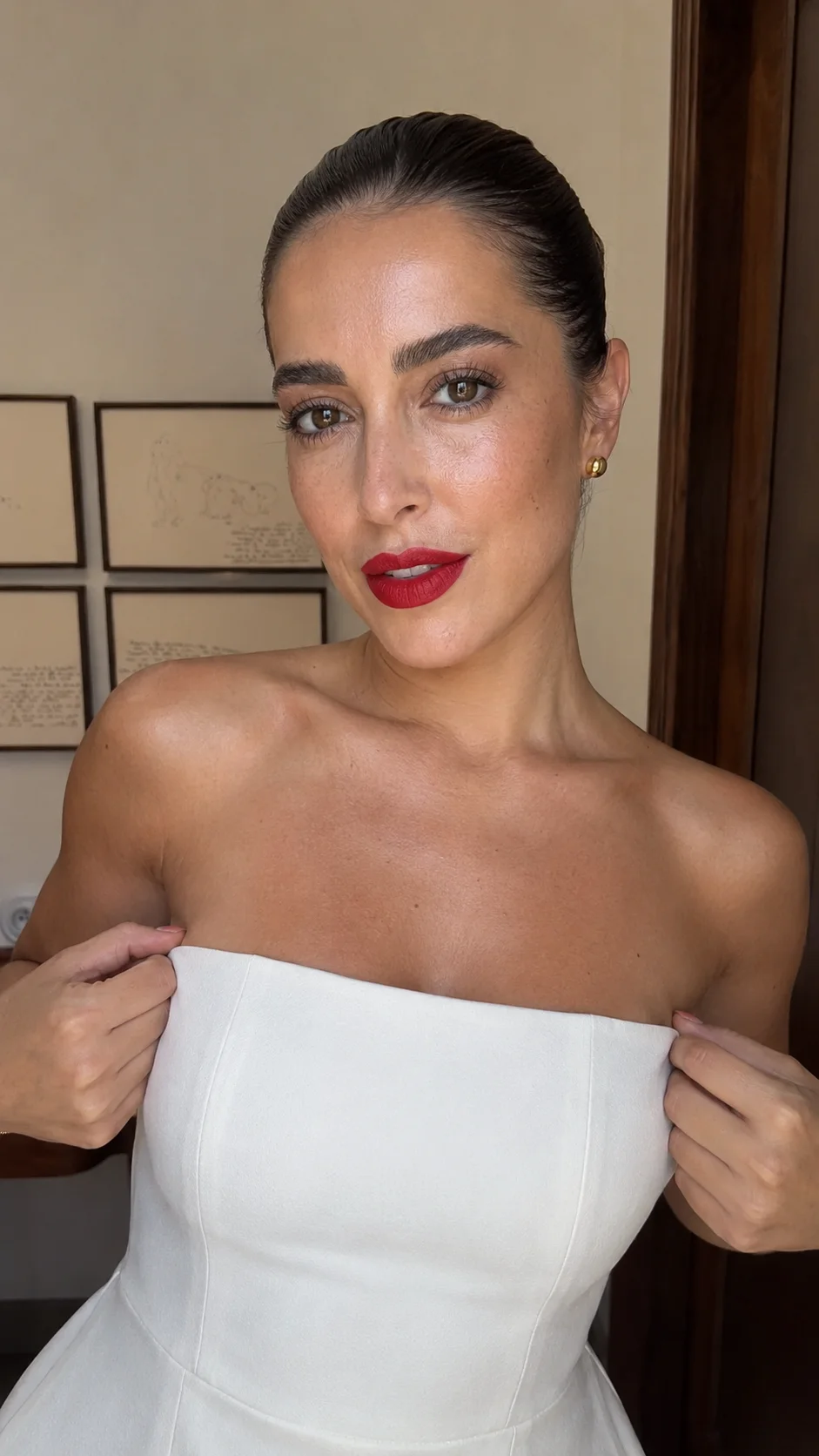Batom vermelho com roupa branca