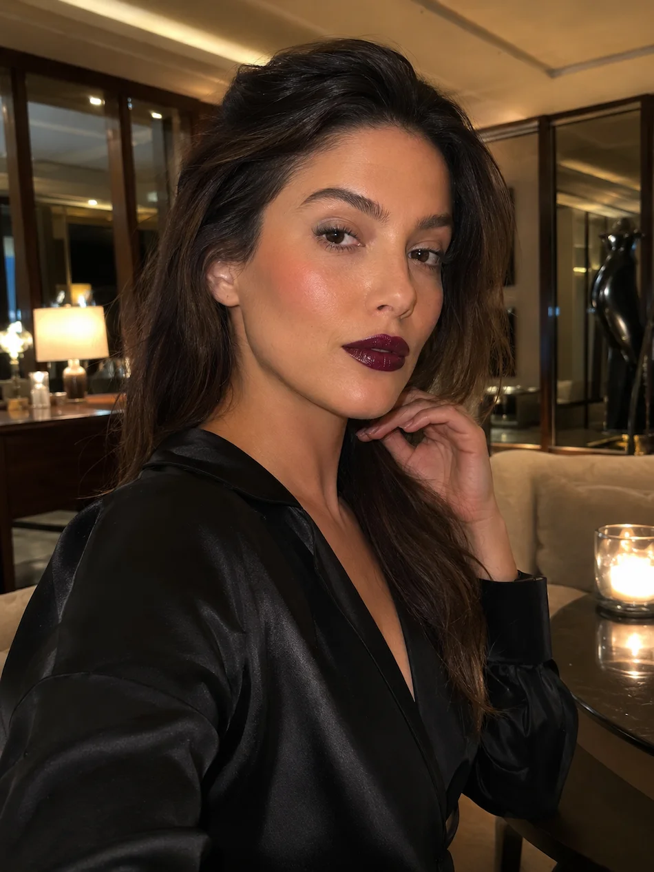 Batom vinho ameixa com roupa preta