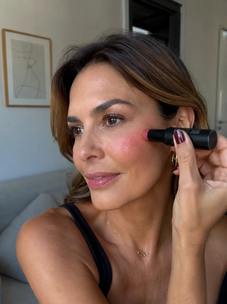 Como aplicar blush para levantar visualmente o rosto