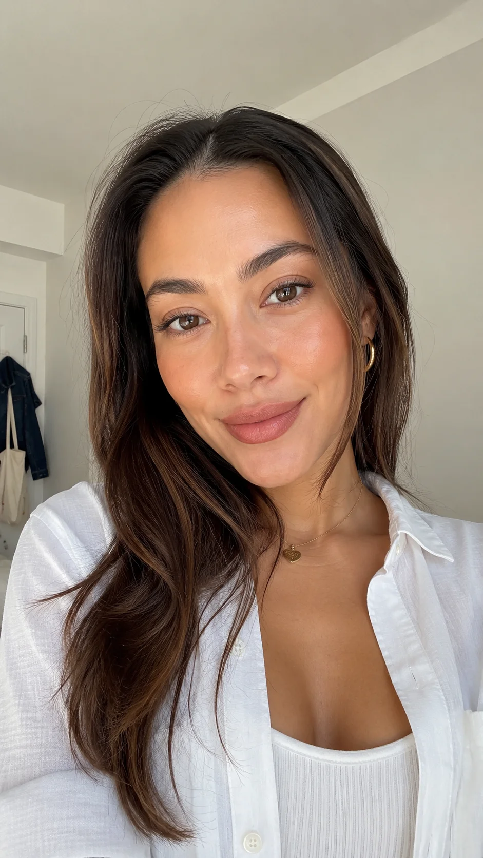 Batom nude com roupa branca