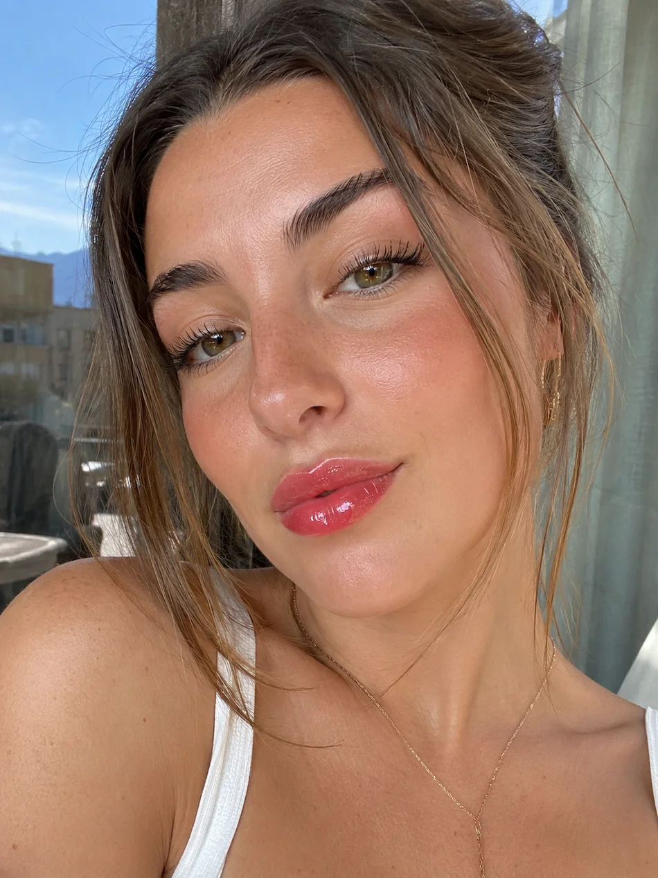 batom brilhante para um look de verão