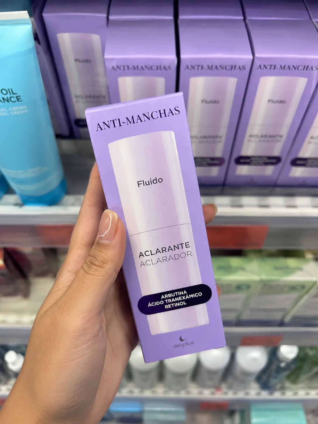 Fluido anti-manchas Deliplus da Mercadona com arbutina, ácido tranexâmico e retinol, fotografado na prateleira da loja.