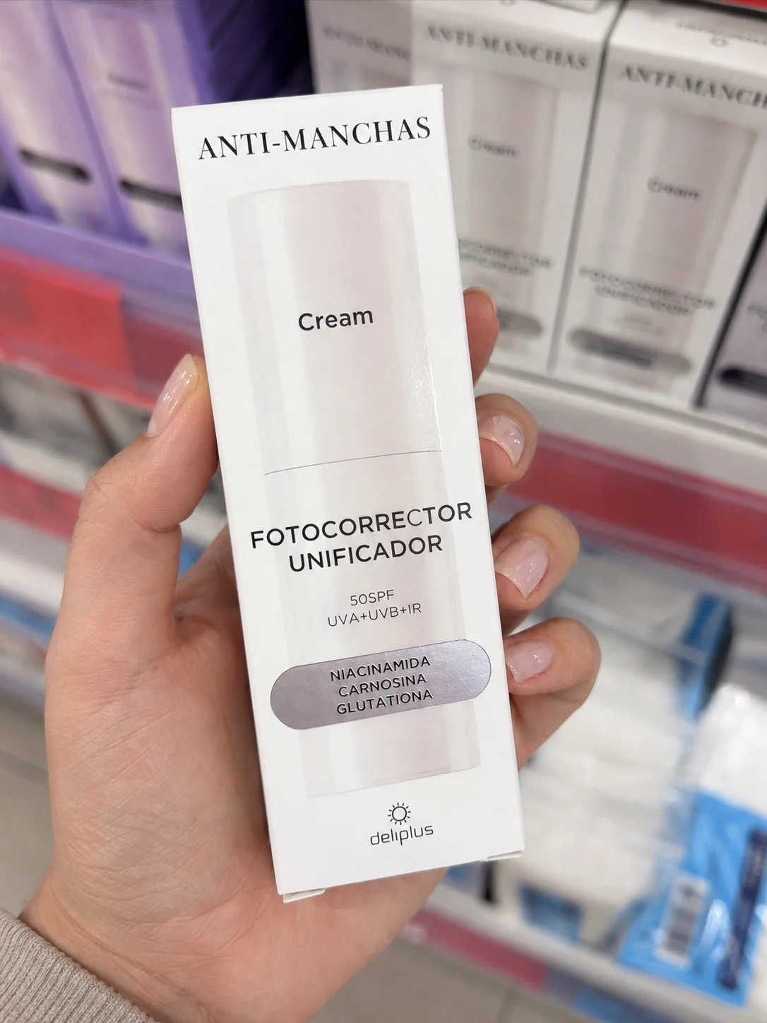 Creme fotocorretor unificador anti-manchas Deliplus FPS 50 com niacinamida, carnosina e glutationa, fotografado na Mercadona.