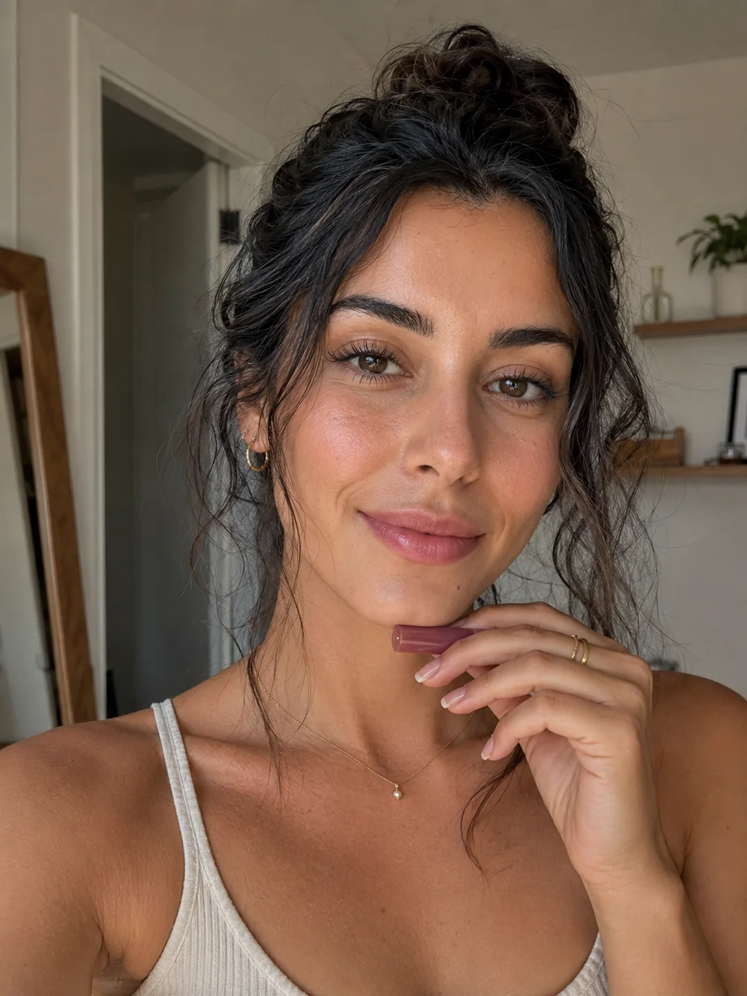 Mulher com lip stain rosa suave nos lábios, mostrando um resultado natural e luminoso.