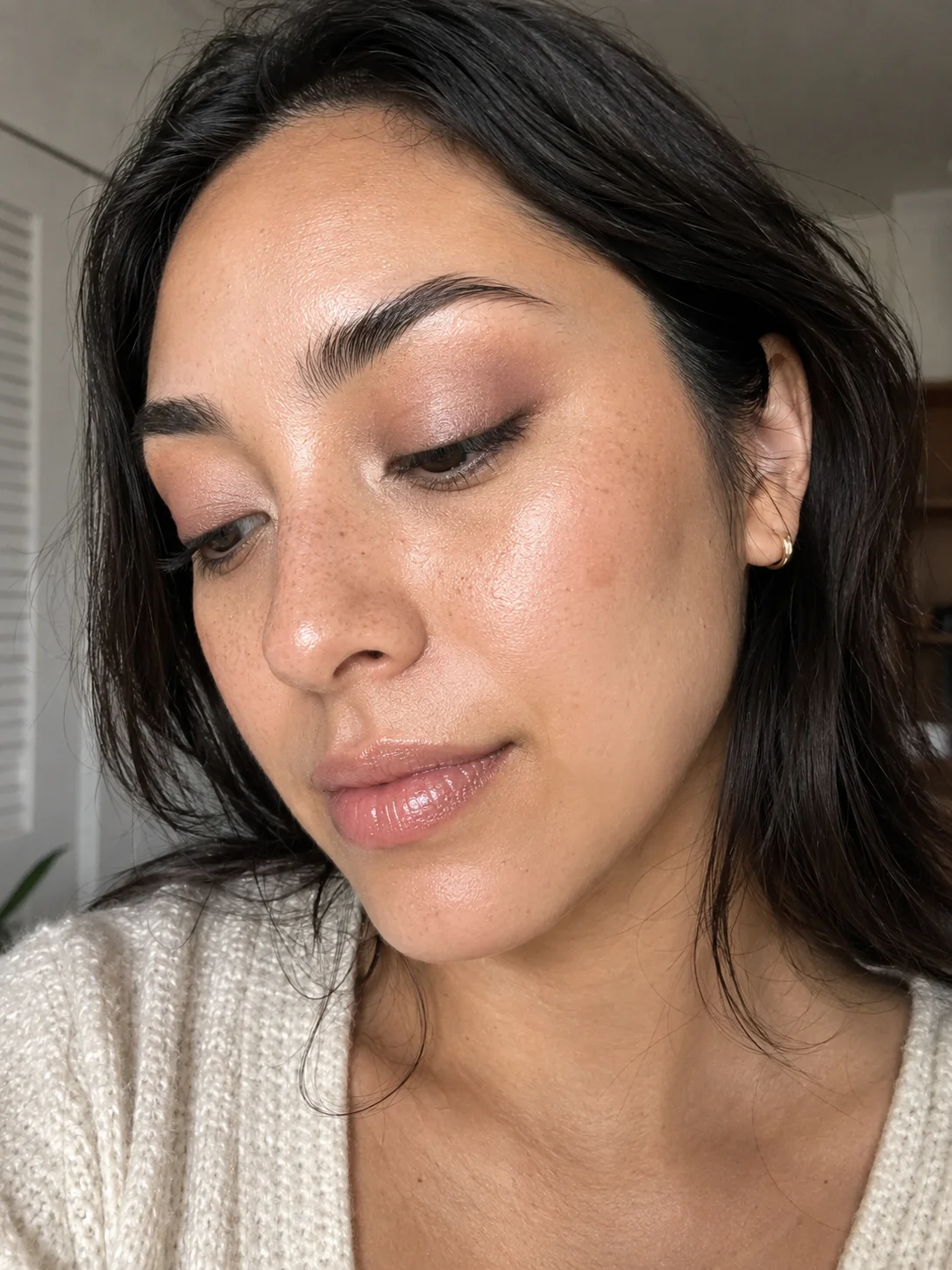 Mulher com sombra acetinada em tom castanho taupe nos olhos.