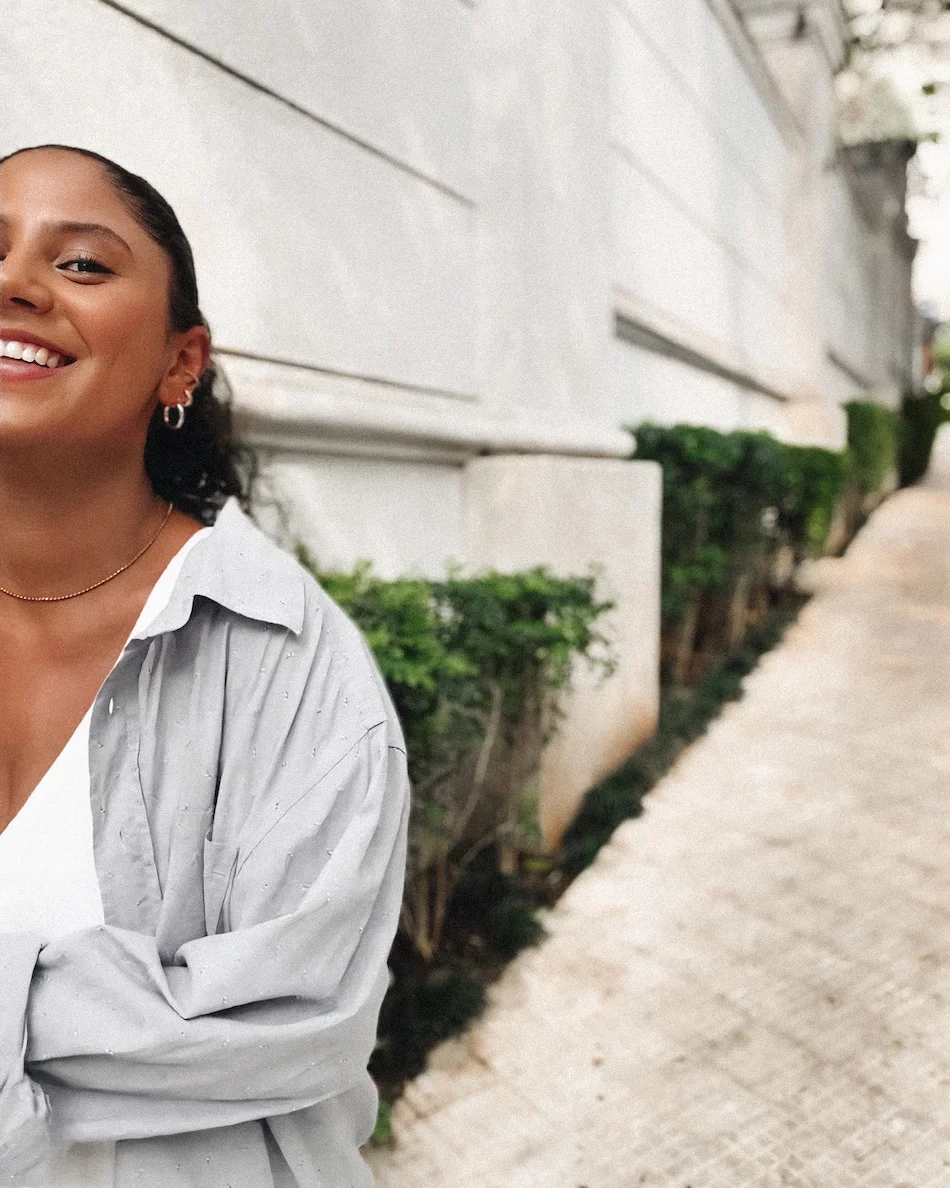 Mulher ao ar livre com pele natural e luminosa no final do verão
