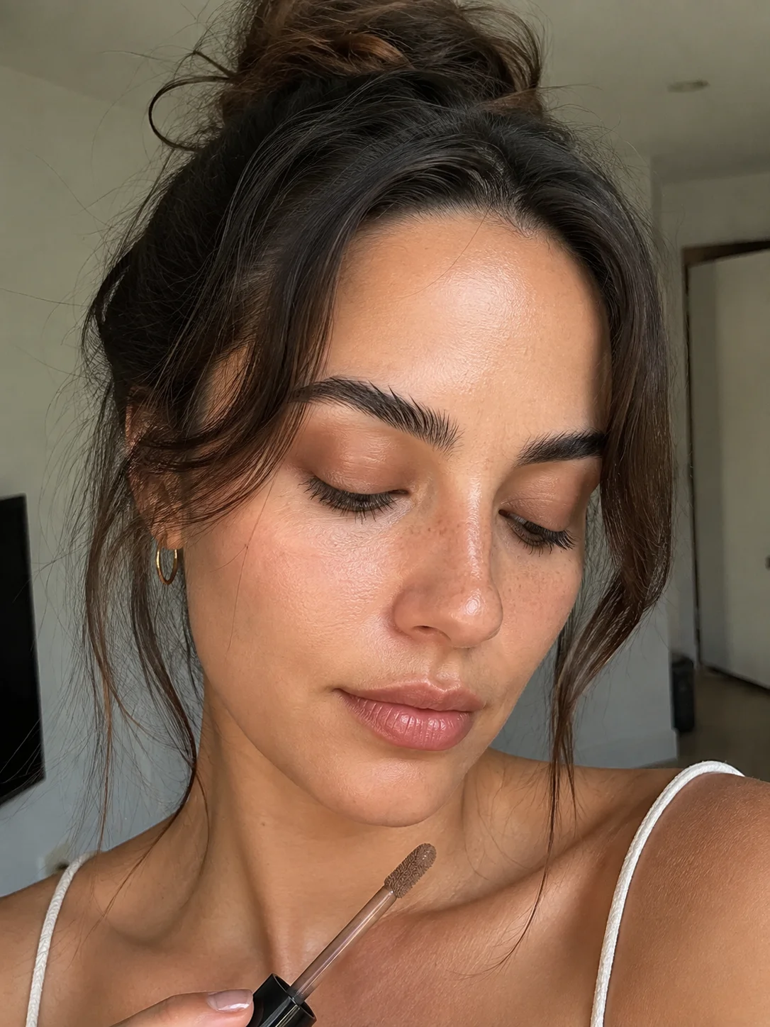 Mulher com maquilhagem natural nos olhos em tons castanhos neutros.
