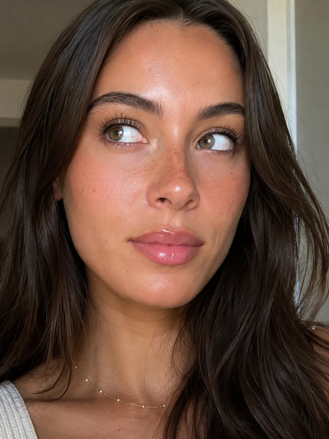 Mulher com pestanas definidas e separadas, sem marcas de máscara por baixo dos olhos.
