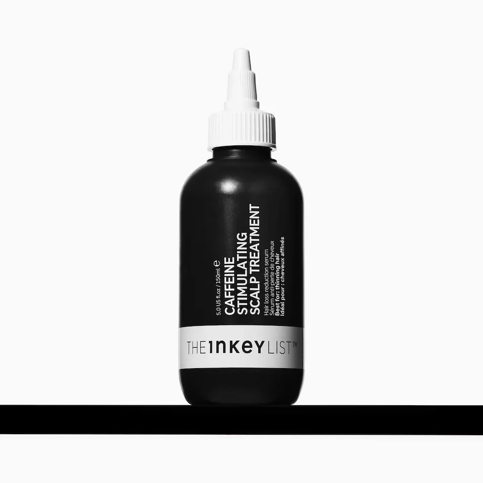 Frasco do Caffeine Stimulating Scalp Treatment da The INKEY List, tratamento leave-in de 150 ml para o couro cabeludo.