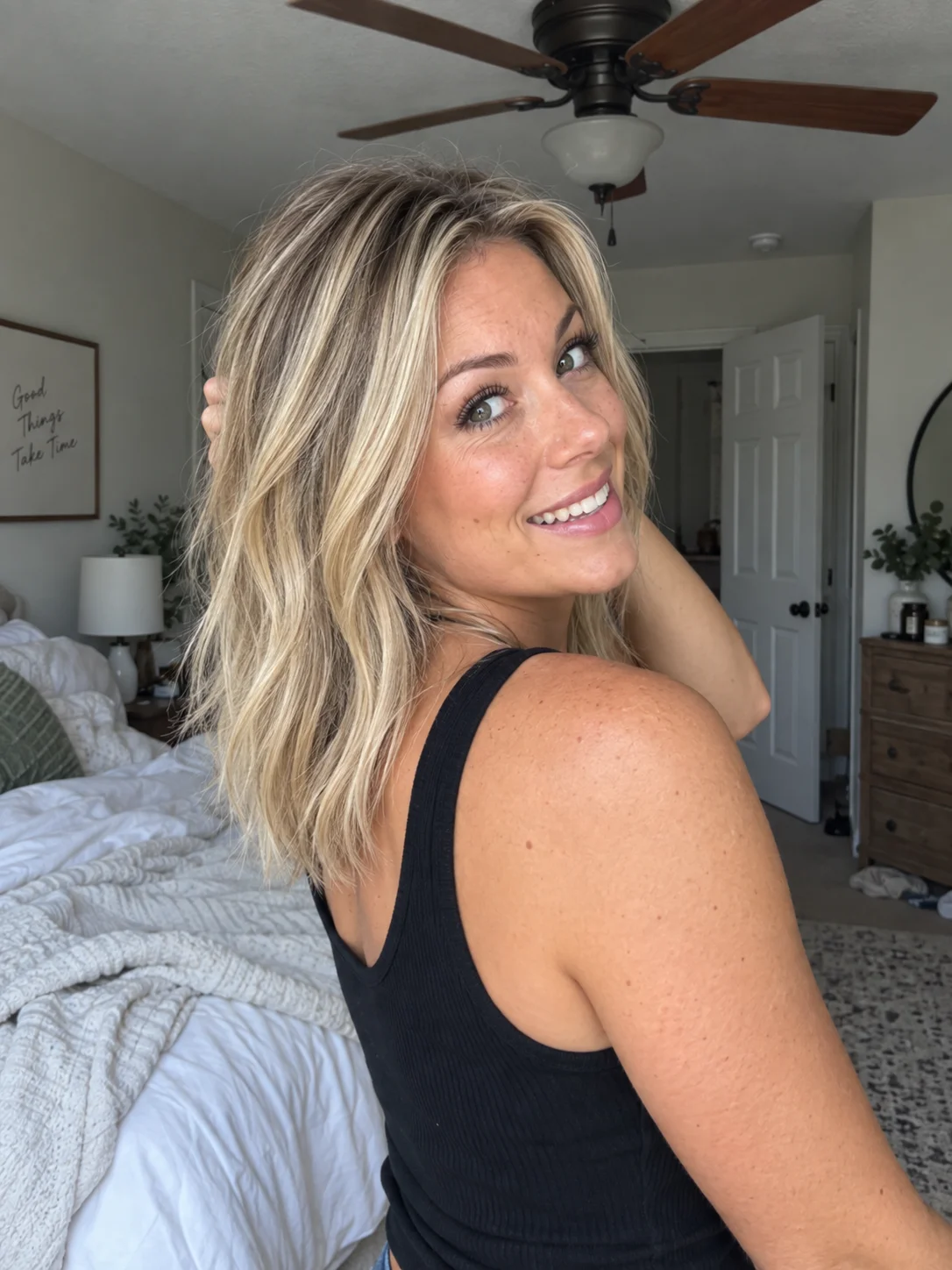 Mulher com cabelo loiro pelos ombros, com volume e integração natural junto à risca e ao topo da cabeça.